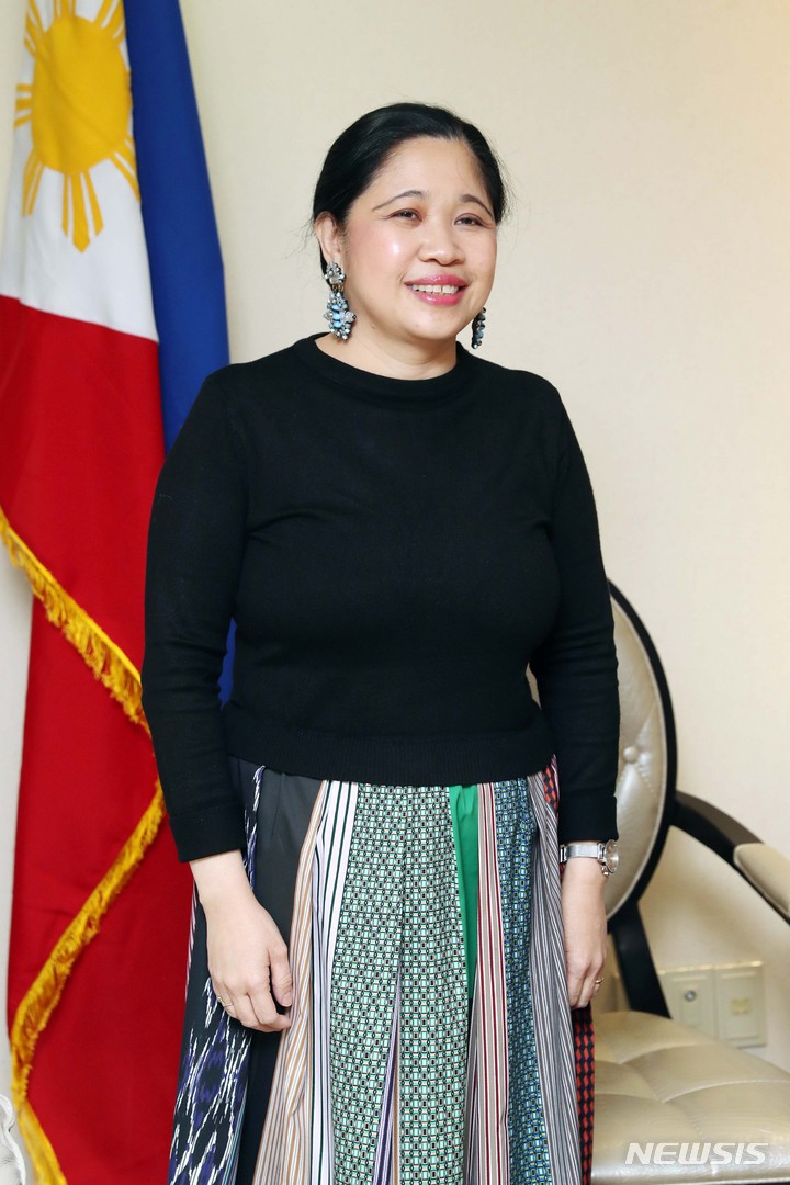 [서울=뉴시스] 박진희 기자 =&nbsp; 마리아 테레사 비. 디존-데베카(Maria Theresa B. Dizon-De Vega)가 주한 필리핀 대사가 10일 서울 용산구 필리핀 대사관에서 뉴시스 인터뷰를 마치고 사진촬영을 하고 있다. 2021.11.11. pak7130@newsis.com