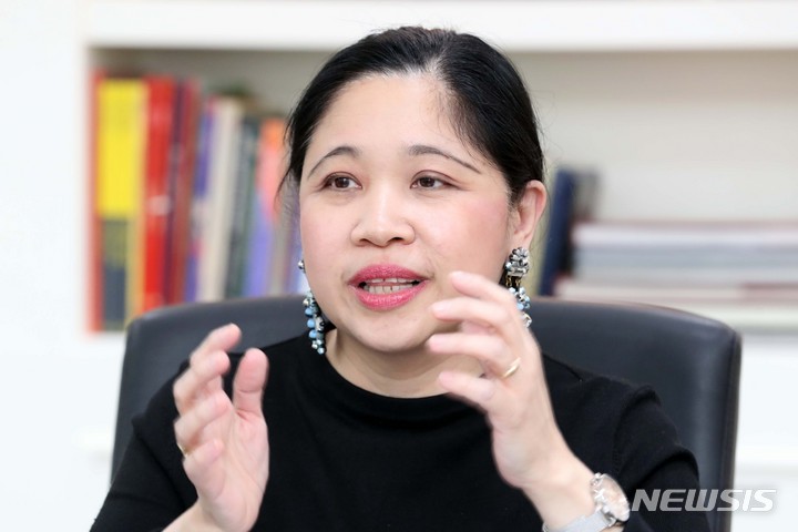 [서울=뉴시스] 박진희 기자 =&nbsp; 마리아 테레사 비. 디존-데베카(Maria Theresa B. Dizon-De Vega)가 주한 필리핀 대사가 10일 서울 용산구 필리핀 대사관에서 뉴시스와 인터뷰 하고 있다. 2021.11.11. pak7130@newsis.com