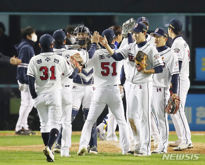 [서울=뉴시스] 조수정 기자 = 10일 오후 서울 송파구 잠실야구장에서 열린 2021 KBO 포스트시즌 플레이오프 삼성 라이온즈와 두산 베어스의 2차전 경기, 11대3으로 승리해 한국시리즈에 진출한 두산 선수들이 자축하고 있다. 2021.11.10. chocrystal@newsis.com