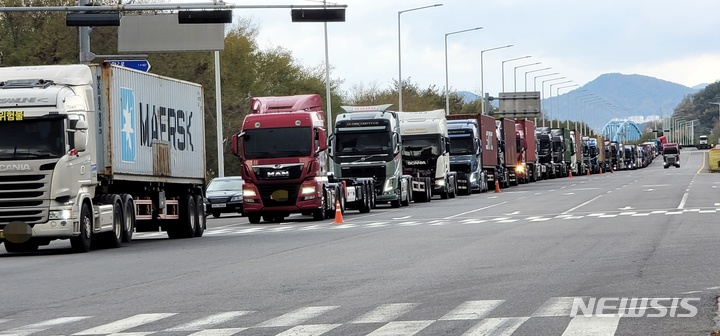 [광양=뉴시스] 김석훈 기자 = 11일 오후 전남 광양 광양황금주유소에서 수출입 컨테이너 화물차들이 군으로부터 확보한 요소수를 공급받기 위해 200~300m가량 길게 줄을 늘어서 있다. 2021.11.11. kim@newsis.com