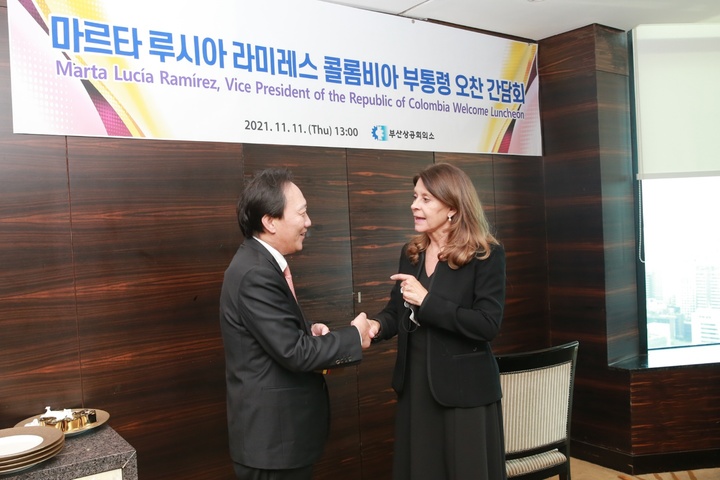 [부산=뉴시스]부산상공회의소 장인화 회장, 콜롬비아 부통령과 오찬 간담회. (사진=부산상의 제공) *재판매 및 DB 금지