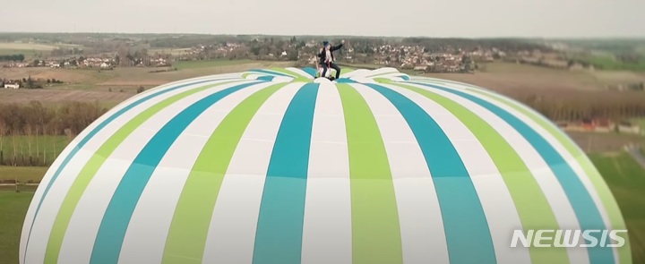 2020년 열기구 위에서 춤추는 레미 오브라도. <출처 : 레미 오브라도 유튜브 영상 캡쳐> 2021.11.11.