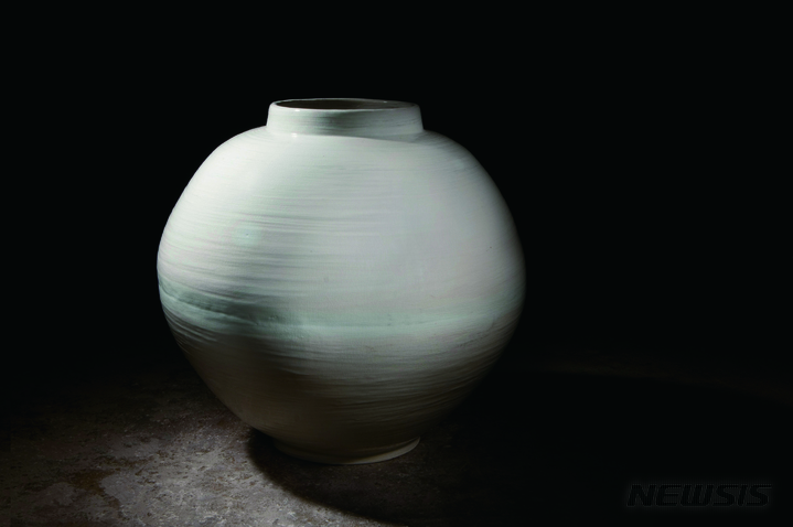 [대구=뉴시스] 김정화 기자 = 김판준 작가가 새롭게 선보이는 도자기를 수성아트피아에서 만나볼 수 있다. (사진 = 수성아트피아 제공) 2021.11.11. photo@newsis.com