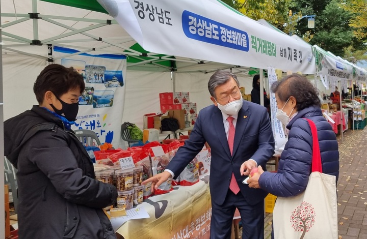 박일호 시장이 경남도 정보화마을 직거래장터에서 얼음골 사과와 대추 등을 홍보하고 있다. *재판매 및 DB 금지