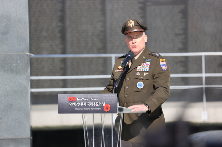 11일 부산유엔기념공원에서 열린 턴투워드부산 유엔참전용사 국제추모식에서 폴 라캐머라 유엔군사령관이 헌정스피치를 하고 있다. 2021.11.11. (사진=국가보훈처 제공) *재판매 및 DB 금지