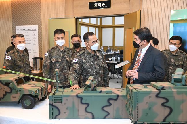 [서울=뉴시스] 남영신(가운데) 육군참모총장이 11일 계룡대에서 열린 육군 레이저체계 발전 세미나에 참석해 전시된 모형 레이저 대공무기를 살펴보며 설명을 듣고 있다. 2021.11.11. (사진=육군 제공) *재판매 및 DB 금지