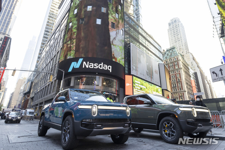 [뉴욕=AP/뉴시스]테슬라의 유력한 대항마로 꼽히는 전기차 업체 리비안의 R1T 전기 트럭이 10일(현지시간) 뉴욕 타임스 스퀘어에 전시돼 있다. 지금까지 고작 약 150대의 전기 픽업트럭을 출고했을 뿐인 리비안 오토모티브가 10일(현지시간) 기업공개에 따른 미 증시 첫 상장 거래에서 53%나 급등한 주당 106.75달러(12만5858원)로 개장해 시가총액이 약 910억 달러(107조2890억원)에 달하면서 단숨에 포드와 제네럴 모터스들 뛰어넘어 테슬라에 이어 전기자동차 시장의 또다른 승자가 되고 있다. 2021.11.11