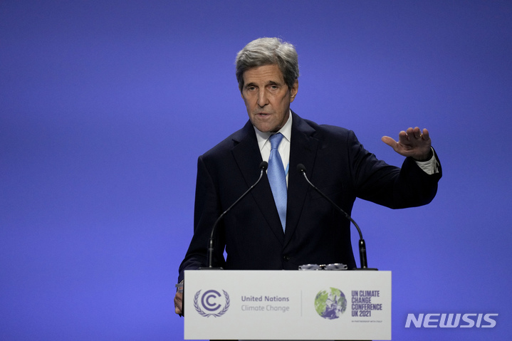 [글래스고(영국)=AP/뉴시스]존 케리 미 기후특사가 10일(현지시간) 스코틀랜드 글래스고에서 열린 유엔기후변화협약당사국총회(COP26) 회의에서 셰젠화(解振華 중국 기후협상 대표의 기자간담회가 끝난 후 연설하고 있다. 미국과 중국은 이날 기후 변화에 대한 조치를 약속하는 드문 공동선언문을 발표했다. '2020년대 기후 행동 강화라고 이름붙여진 공동선언문은 미국과 중국이 탄소 배출 순제로에 도달하기 위한 장기 전략을 개발할 것을 약속하고 있다. 2021.11.11