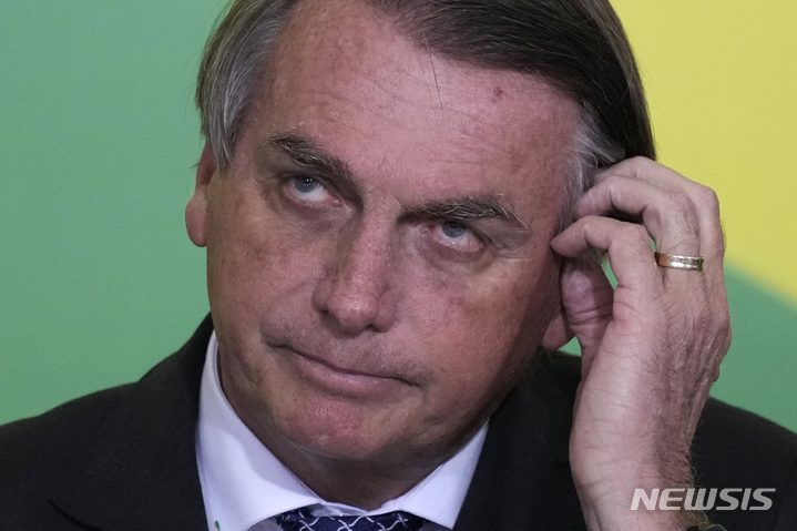 [브라질리아=AP/뉴시스] 자이르 보우소나루 브라질 대통령이 10일(현지시간) 수도 브라질리아의 대통령궁에서 열린 노동법 규제기본법 개정안 발표 행사에 참석하고 있다. 취임 후 무소속을 유지하던 보우소나루 대통령이 재선 출마를 위해 중도파 자유당에 입당할 것으로 알려졌다. 대통령의 자유당원 정식 등록은 오는 22일로 예정됐다. 2021.11.11.