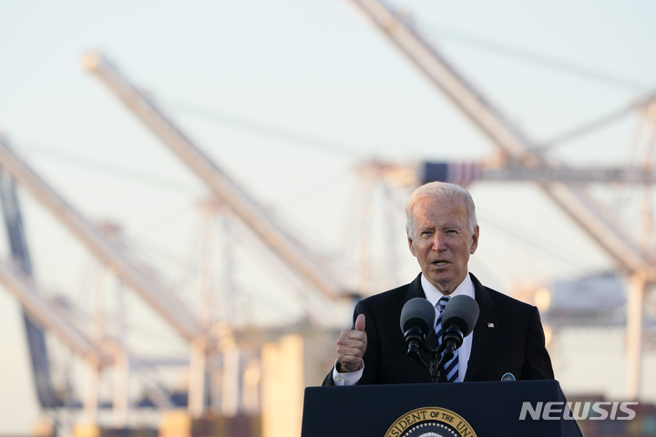 [볼티모어=AP/뉴시스] 조 바이든 미국 대통령이 10일(현지시간) 메릴랜드주의 볼티모어 항만을 방문해 연설하고 있다. 오는 15일 인프라 예산 법안에 서명하는 바이든 대통령은 이날 "많은 사람이 경제에 대해 불안감을 가지고 있고 우리 모두는 그 이유를 알고 있다"라며 인프라 예산을 해결책으로 제시했다. 2021.11.11.
