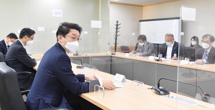 [서울=뉴시스] 이억원 기획재정부 차관이 11일 서울 종로구 정부서울청사에서 '요소수 범부처 합동 대응 일일 상황 점검 회의'를 주재하고 있다. (사진=기획재정부 제공) 2021.11.11. photo@newsis.com *재판매 및 DB 금지