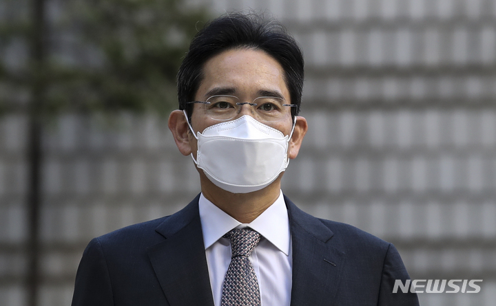 [서울=뉴시스] 정병혁 기자 = 이재용 삼성전자 부회장이 11일 오전 서울 서초구 서울중앙지방법원에서 열린 삼성 부당합병 의혹 관련 22차 공판에 출석하고 있다. 2021.11.11. jhope@newsis.com