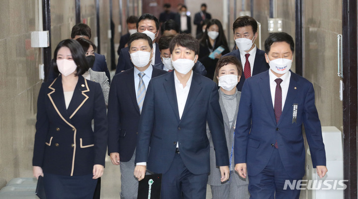 [서울=뉴시스] 전신 기자 = 이준석 국민의힘 대표가 11일 서울 여의도 국회에서 열린 최고위원회의에 참석하고 있다. (공동취재사진) 2021.11.11. photo@newsis.com