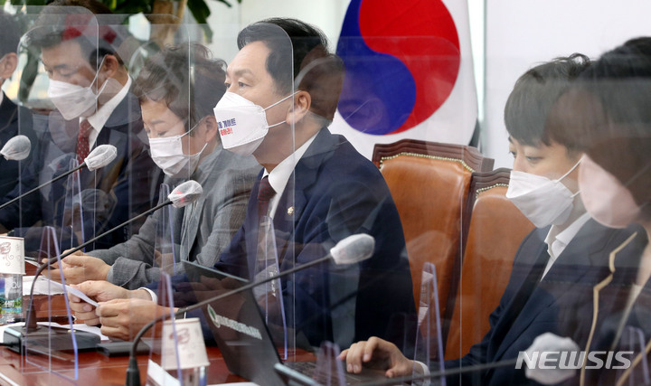 [서울=뉴시스] 전신 기자 = 김기현 국민의힘 원내대표가 11일 서울 여의도 국회에서 열린 최고위원회의에서 발언하고 있다. (공동취재사진) 2021.11.11. photo@newsis.com