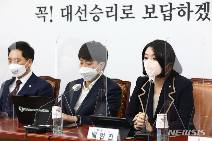 [서울=뉴시스] 전신 기자 = 배현진 국민의힘 최고위원이 11일 서울 여의도 국회에서 열린 최고위원회의에서 발언하고 있다. (공동취재사진) 2021.11.11. photo@newsis.com