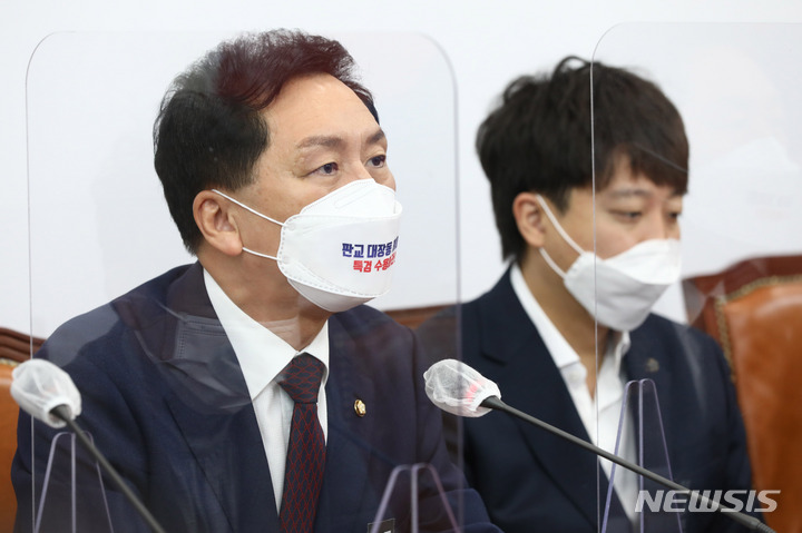 [서울=뉴시스] 전신 기자 = 김기현 국민의힘 원내대표가 11일 서울 여의도 국회에서 열린 최고위원회의에서 발언하고 있다. (공동취재사진) 2021.11.11. photo@newsis.com
