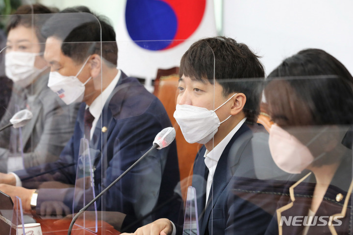 [서울=뉴시스] 전신 기자 = 이준석 국민의힘 대표가 11일 서울 여의도 국회에서 열린 최고위원회의에서 발언하고 있다. (공동취재사진) 2021.11.11. photo@newsis.com