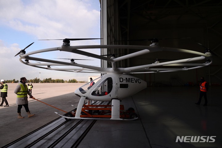 [서울=뉴시스] 공항사진기자단 = 11일 서울 김포비즈니스항공센터(SGBAC)에서 열린 ‘도심항공교통(UAM) 비행 시연 행사’에서 볼로콥터가 시험 비행을 준비하고 있다. 도심항공교통은 도심 내 활용이 가능한 친환경전기동력 수직이착륙기등을이용해 승객이나 화물 운송 등을 목적으로 타 교통수단과 연계되어 운용되는 새로운 항공교통체계이다. 2021.11.11. photo@newsis.com