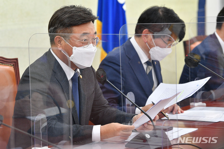 [서울=뉴시스] 최진석 기자 = 윤호중 더불어민주당 원내대표가 11일 오전 서울 여의도 국회에서 열린 정책조정회의에서 발언을 하고 있다. (공동취재사진) 2021.11.11. photo@newsis.com