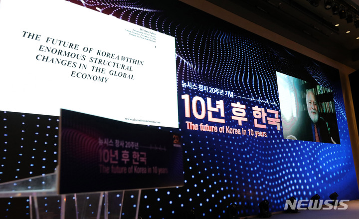 [서울=뉴시스] 고범준 기자 = 마크 파버 더 글룸 붐&둠 발행인이 11일 오전 서울 용산구 서울드래곤씨티호텔에서 열린 뉴시스 창사 20주년 기념 '10년 후 한국' 포럼 두번째 날 5만불의 꿈에서 글로벌 경제 전망과 미래한국의 리포지셔닝에 대해 강연을 하고 있다. 2021.11.11. bjko@newsis.com