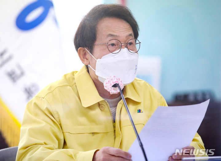 [서울=뉴시스] 조수정 기자 = 조희연 서울시교육감이 11일 오전 서울 종로구 서울시교육청에서 기자간담회를 열고 대학수학능력시험 코로나19 방역 등과 관련해 발언하고 있다. 2021.11.11. chocrystal@newsis.com