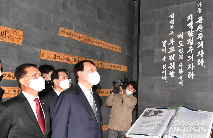 [목포=뉴시스] 변재훈 기자 = 국민의힘 윤석열 대선 후보가 11일 오전 전남 목포시 산정동 김대중노벨평화상기념관을 관람하고 있다. 2021.11.11. wisdom21@newsis.com