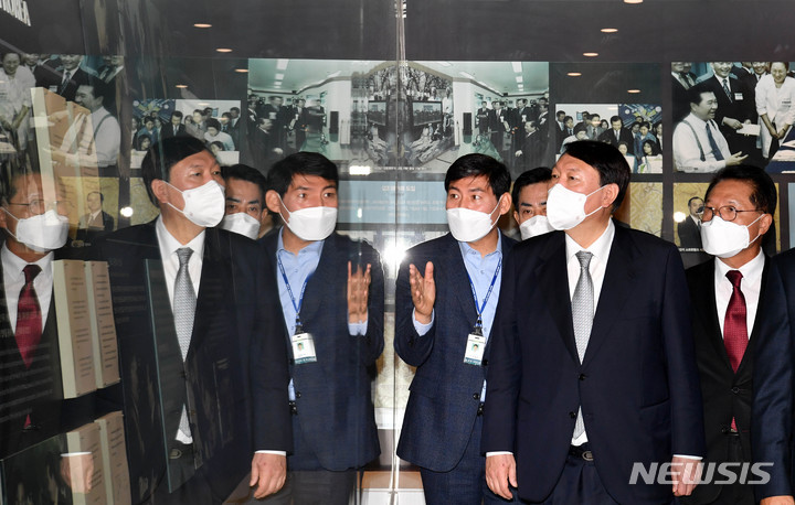 [목포=뉴시스] 변재훈 기자 = 국민의힘 윤석열 대선 후보가 11일 오전 전남 목포시 산정동 김대중노벨평화상기념관을 관람하고 있다. 2021.11.11. wisdom21@newsis.com