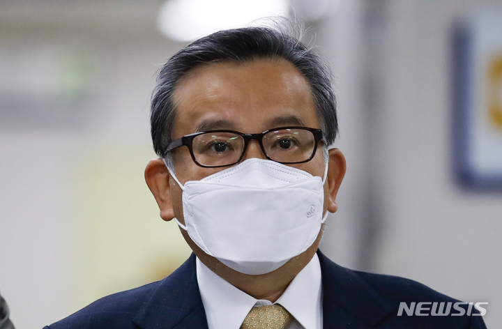 [서울=뉴시스] 정병혁 기자 = 김학의 전 법무부 차관이 지난 11일 오전 서울 서초구 서울고등법원에서 열린 뇌물수수 사건 파기환송심 3차 공판에 출석하고 있다. 2021.11.11. jhope@newsis.com