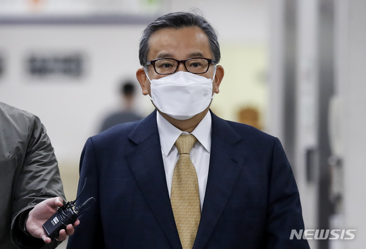 [서울=뉴시스] 정병혁 기자 = 김학의 전 법무부 차관이 지난해 11월11일 오전 서울 서초구 서울고등법원에서 열린 뇌물수수 사건 파기환송심 3차 공판에 출석하고 있다. 2021.11.11. jhope@newsis.com