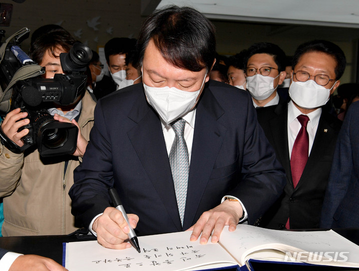 [목포=뉴시스] 변재훈 기자 = 국민의힘 윤석열 대선 후보가 11일 오전 전남 목포시 산정동 김대중노벨평화상기념관을 관람하기 앞서 방명록을 작성하고 있다. 2021.11.11. wisdom21@newsis.com