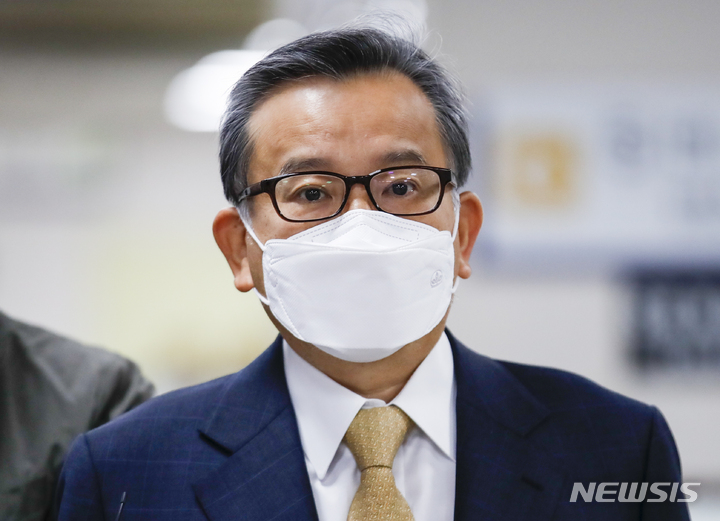 [서울=뉴시스] 정병혁 기자 = 김학의 전 법무부 차관이 지난해 11월11일 오전 서울 서초구 서울고등법원에서 열린 뇌물수수 사건 파기환송심 3차 공판에 출석하고 있다. 2021.11.11. jhope@newsis.com