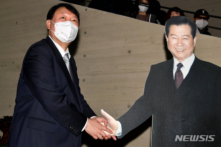 [목포=뉴시스] 변재훈 기자 = 국민의힘 윤석열 대선 후보가 11일 오전 전남 목포시 산정동 김대중노벨평화상기념관을 찾아 김대중 전 대통령 모형 전시물 앞에서 기념촬영을 하고 있다. 2021.11.11. wisdom21@newsis.com