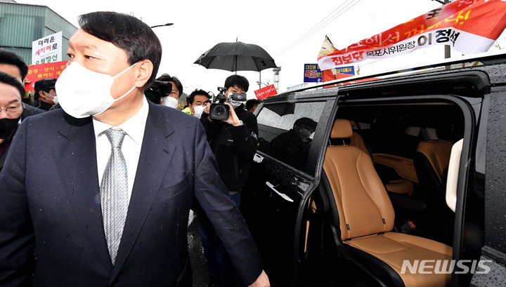 [목포=뉴시스] 변재훈 기자 = 국민의힘 윤석열 대선 후보가 11일 오전 전남 목포시 산정동 김대중노벨평화상기념관을 관람한 뒤 차량에 올라타고 있다. 2021.11.11. wisdom21@newsis.com