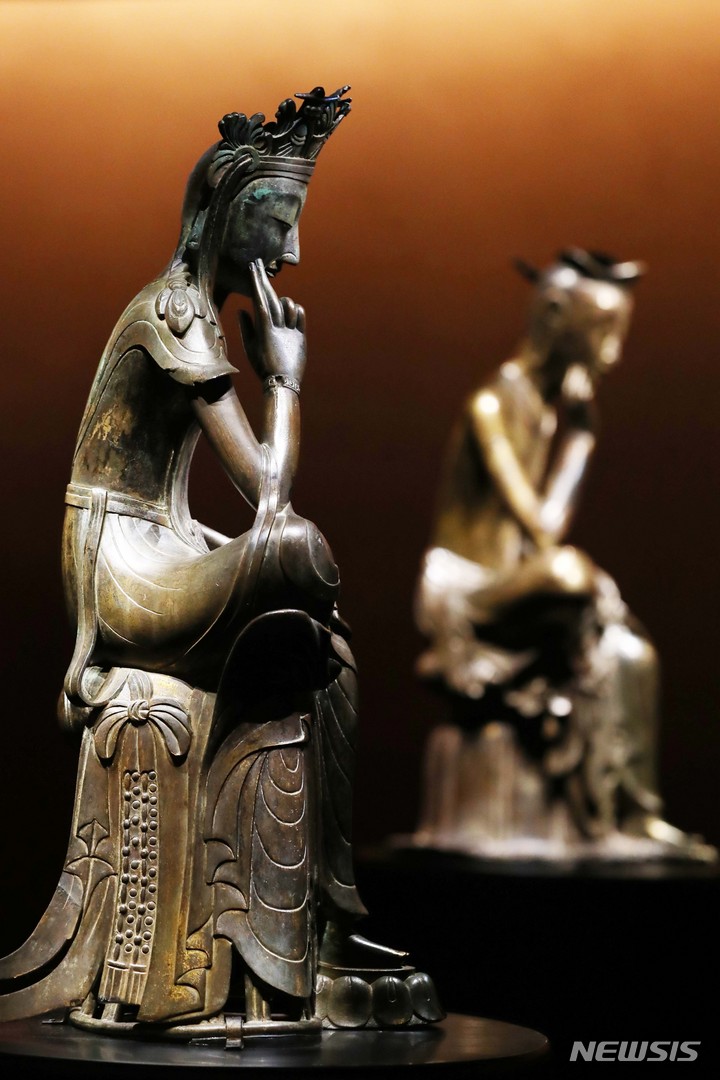 [서울=뉴시스] 박진희 기자 = 국립중앙박물관이 11일 서울 용산구 국립중앙박물관 상설전시관에서 반가사유상 전시 '사유의 방' 언론공개 행사를 열어 금동반가사유상을 공개하고 있다. 이번 전시는 국보 반가사유상 2점을 함께 전시하여 감동을 극대화 했다. 2021.11.11. pak7130@newsis.com
