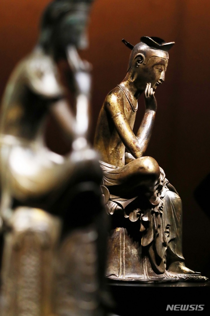 [서울=뉴시스] 박진희 기자 = 국립중앙박물관이 11일 서울 용산구 국립중앙박물관 상설전시관에서 반가사유상 전시 '사유의 방' 언론공개 행사를 열어 금동반가사유상을 공개하고 있다. 이번 전시는 국보 반가사유상 2점을 함께 전시하여 감동을 극대화 했다. 2021.11.11. pak7130@newsis.com