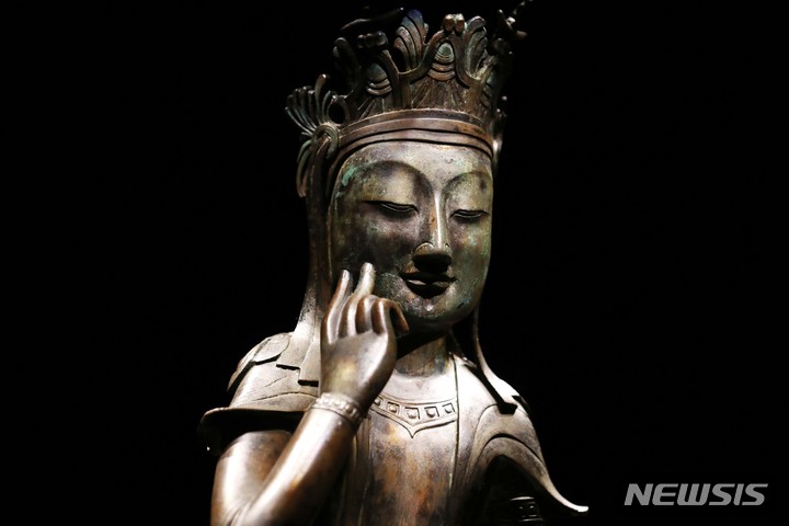 [서울=뉴시스] 박진희 기자 = 국립중앙박물관이 11일 서울 용산구 국립중앙박물관 상설전시관에서 반가사유상 전시 '사유의 방' 언론공개 행사를 열어 금동반가사유상을 공개하고 있다. 이번 전시는 국보 반가사유상 2점을 함께 전시하여 감동을 극대화 했다. 2021.11.11. pak7130@newsis.com