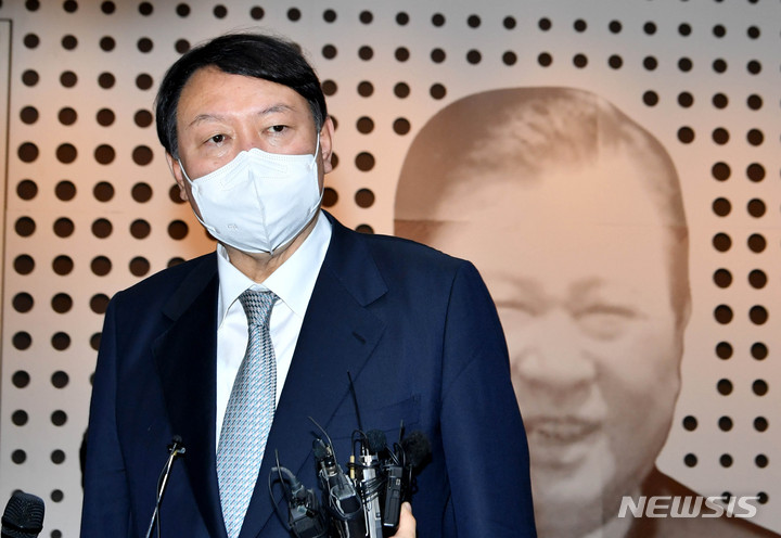 [목포=뉴시스] 변재훈 기자 = 국민의힘 윤석열 대선 후보가 지난해 11월11일 오전 전남 목포시 산정동 김대중노벨평화상기념관을 관람한 뒤 취재진 질문에 답하고 있다. 2021.11.11. wisdom21@newsis.com