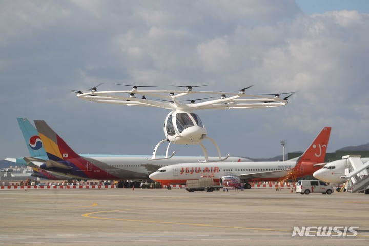 [서울=뉴시스] 공항사진기자단 = 지난해 11월11일 서울 김포비즈니스항공센터(SGBAC)에서 열린 ‘도심항공교통(UAM) 비행 시연 행사’에서 볼로콥터가 시험 비행을 하고 있다. 도심항공교통은 도심 내 활용이 가능한 친환경전기동력 수직이착륙기등을 이용해 승객이나 화물 운송 등을 목적으로 타 교통수단과 연계되어 운용되는 새로운 항공교통체계이다. 2022.02.15. photo@newsis.com