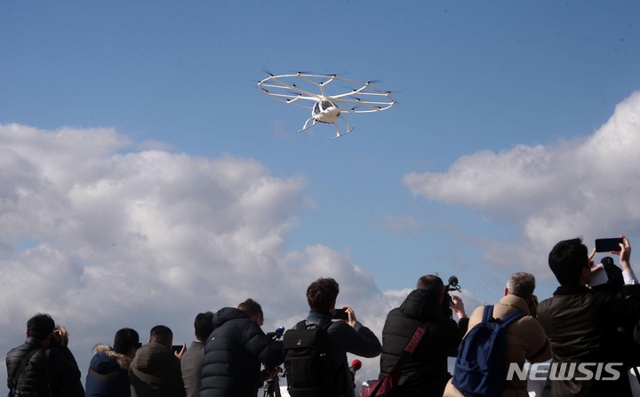 [서울=뉴시스] 공항사진기자단 = 11일 서울 김포비즈니스항공센터(SGBAC)에서 열린 ‘도심항공교통(UAM) 비행 시연 행사’에서 볼로콥터가 시험 비행을 하고 있다. 도심항공교통은 도심 내 활용이 가능한 친환경전기동력 수직이착륙기등을 이용해 승객이나 화물 운송 등을 목적으로 타 교통수단과 연계되어 운용되는 새로운 항공교통체계이다. 2021.11.11. photo@newsis.com