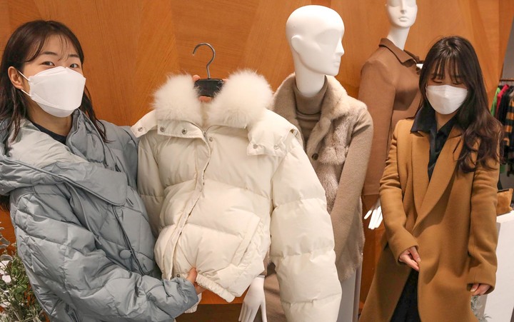 [서울=뉴시스] 11일 서울 강남구 현대백화점 무역센터점에서 직원들이 시즌오프 상품을 소개하고 있다. 현대백화점은 오는 12일부터 압구정본점 등 전국 16개 점포에서'2021년 해외패션 가을·겨울 시즌오프'를 진행한다. (사진=현대백화점그룹 제공) 2021.11.11. photo@newsis.com *재판매 및 DB 금지