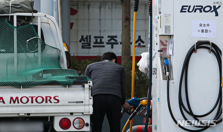 [서울=뉴시스] 권창회 기자 = 11일 오후 서울 시내 한 주유소에 요소수 품절 안내문이 붙어있다. 2021.11.11. kch0523@newsis.com