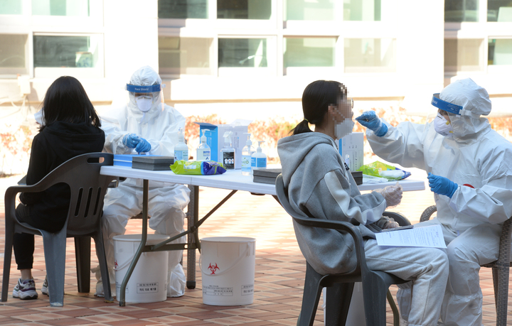 [울산=뉴시스] 배병수 기자 = 울산 남구 한 고등학교 학생이 코로나19 확진판정을 받은 지난 11일 오전 해당 고등학교 임시 선별검사소에서 학생들이 코로나19 검사를 받고 있다. 2021.11.14. bbs@newsis.com
