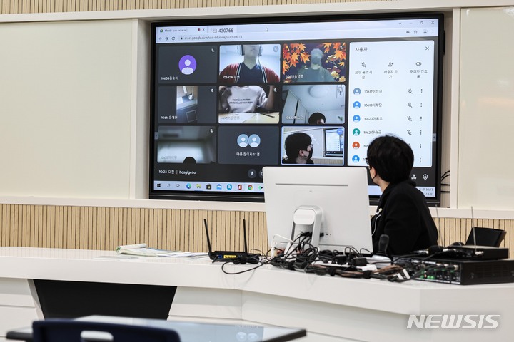 [서울=뉴시스] 지난해 11월11일 서울 송파구 잠실고등학교에서 1학년 공통과학 물리 부분 수업이 화상으로 진행되고 있다. (공동취재사진) 2022.09.04. photo@newsis.com