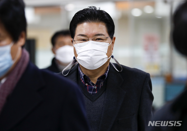 [서울=뉴시스] 정병혁 기자 = 홍문종 전 우리공화당 대표가 지난해 11월11일 오전 서울 서초구 서울고등법원에서 열린 70억대 배임, 횡령 항소심 3차 공판에 출석하고 있다. 2021.11.11. jhope@newsis.com