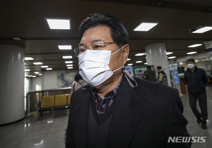 [서울=뉴시스] 정병혁 기자 = 홍문종 전 우리공화당 대표가 11일 오전 서울 서초구 서울고등법원에서 열린 70억대 배임, 횡령 항소심 3차 공판에 출석하고 있다. 2021.11.11. jhope@newsis.com