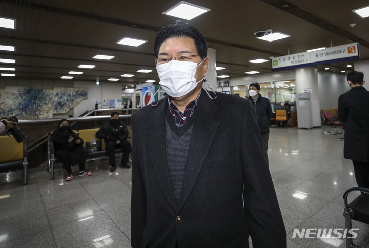 [서울=뉴시스] 정병혁 기자 = 홍문종 전 우리공화당 대표가 11일 오전 서울 서초구 서울고등법원에서 열린 70억대 배임, 횡령 항소심 3차 공판에 출석하고 있다. 2021.11.11. jhope@newsis.com