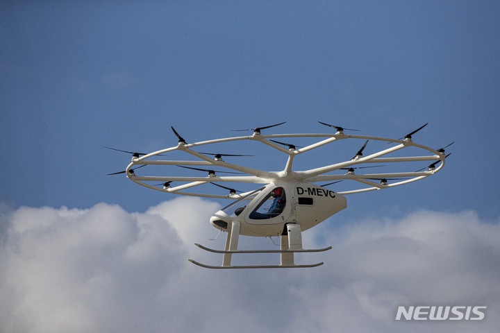 [서울=뉴시스] 공항사진기자단 = 11일 서울 김포비즈니스항공센터(SGBAC)에서 열린 ‘도심항공교통(UAM) 비행 시연 행사’에서 볼로콥터가 시험 비행을 하고 있다. 2021.11.11. photo@newsis.com
