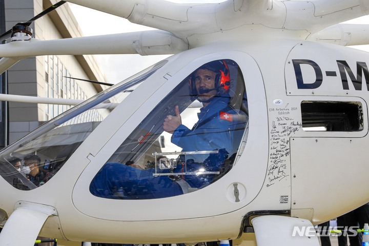 [서울=뉴시스] 공항사진기자단 = 다미안 히시어(Damian hischier) 테스트 파일럿이 11일 서울 김포비즈니스항공센터(SGBAC)에서 열린 도심항공교통(UAM) 비행 시연 행사에서 볼로콥터 현장비행을 마치고 포즈를 취하고 있다. 2021.11.11. photo@newsis.com