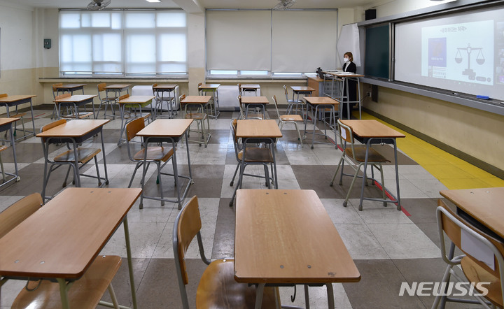 [대구=뉴시스] 이무열 기자 = 2022학년도 대학수학능력시험을 일주일 앞두고 전국 고등학교에서 코로나19 감염 방지를 위한 원격수업이 전면 실시된 지난 11일 오전 대구 중구 경북대학교 사범대 부속고등학교에서 선생님이 원격수업을 진행하고 있다. 2021.11.14. lmy@newsis.com
