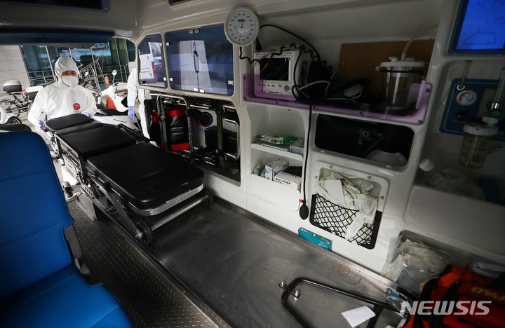 [서울=뉴시스] 백동현 기자 = 지난 11일 오후 서울 은평구보건소에서 응급구조사가 재택 치료를 위해 응급차량 출동 준비를 하고 있다. 2021.11.11. livertrent@newsis.com
